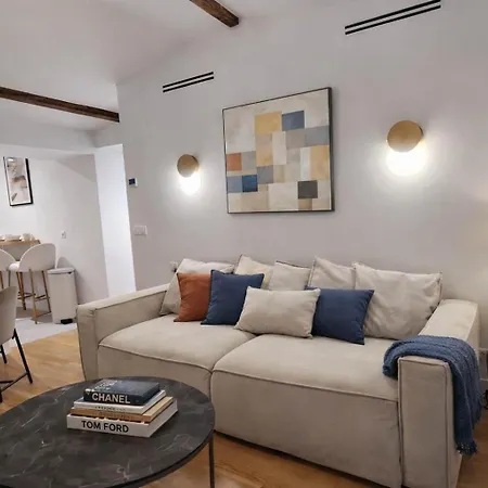 Beautiful Renovated With Ac - East *