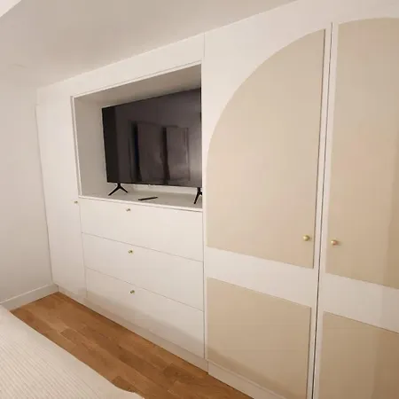 Beautiful Renovated With Ac - East Parigi